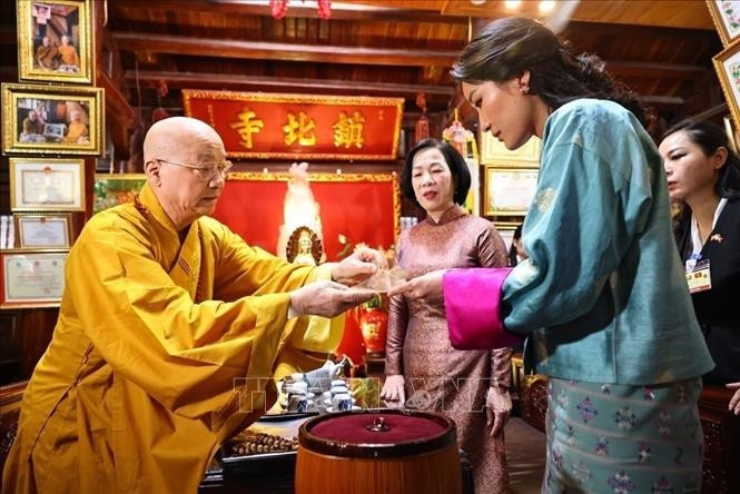 President's spouse, Bhutanese Queen tour Tran Quoc Pagoda